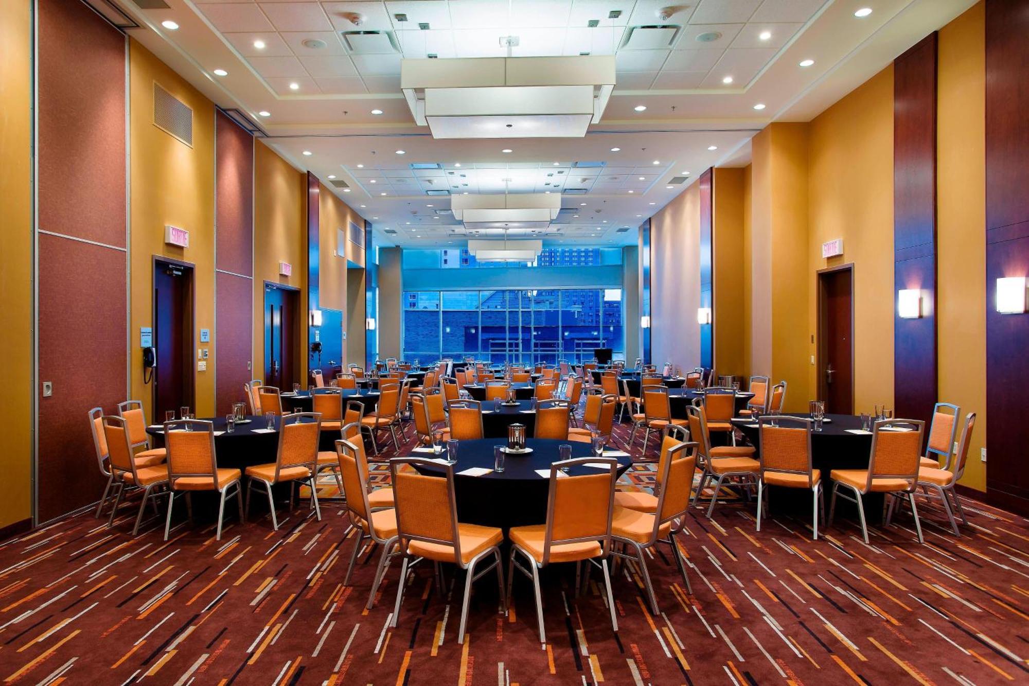 Courtyard Par Marriott Montreal Centre-Ville Esterno foto