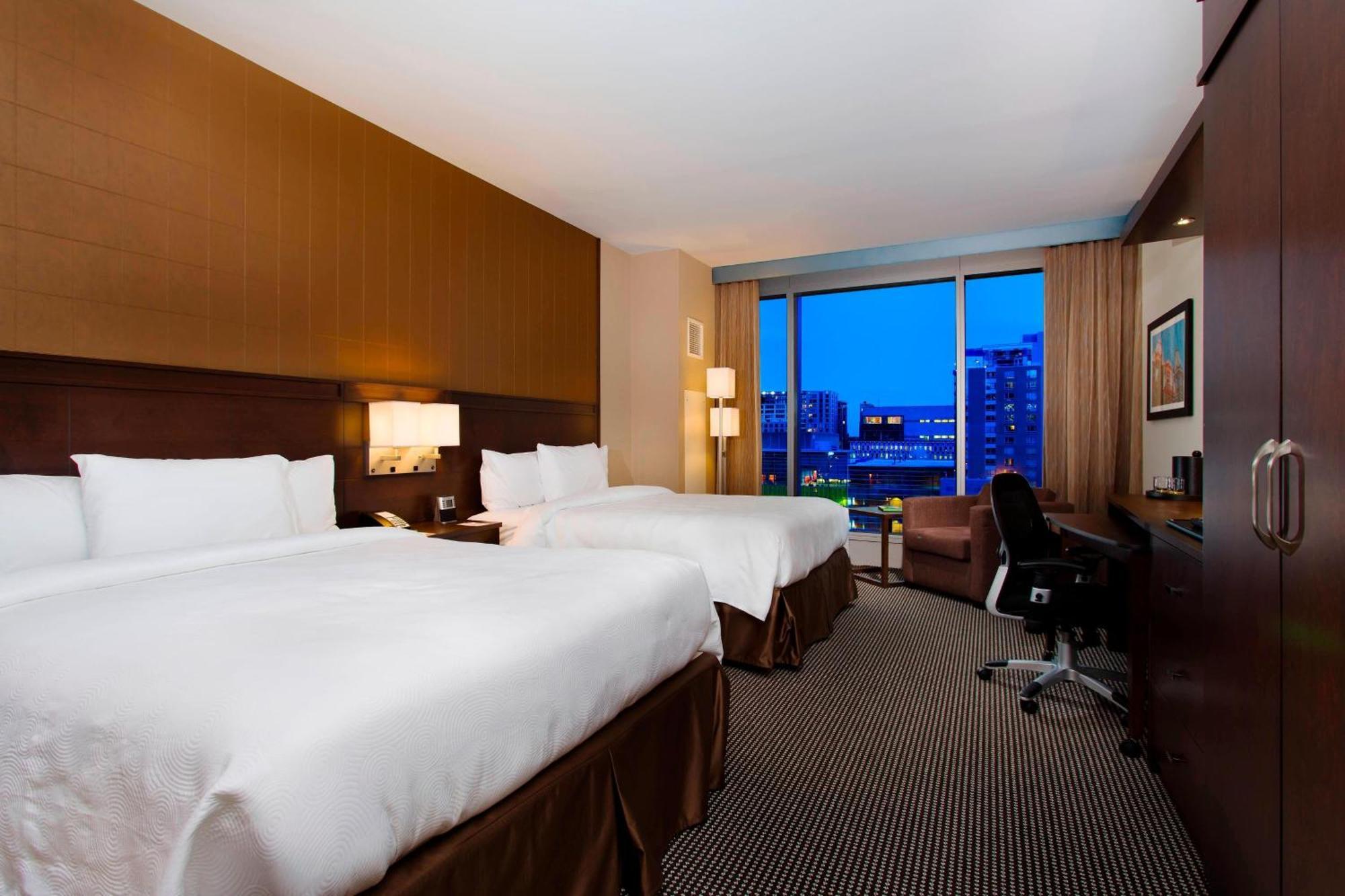 Courtyard Par Marriott Montreal Centre-Ville Esterno foto