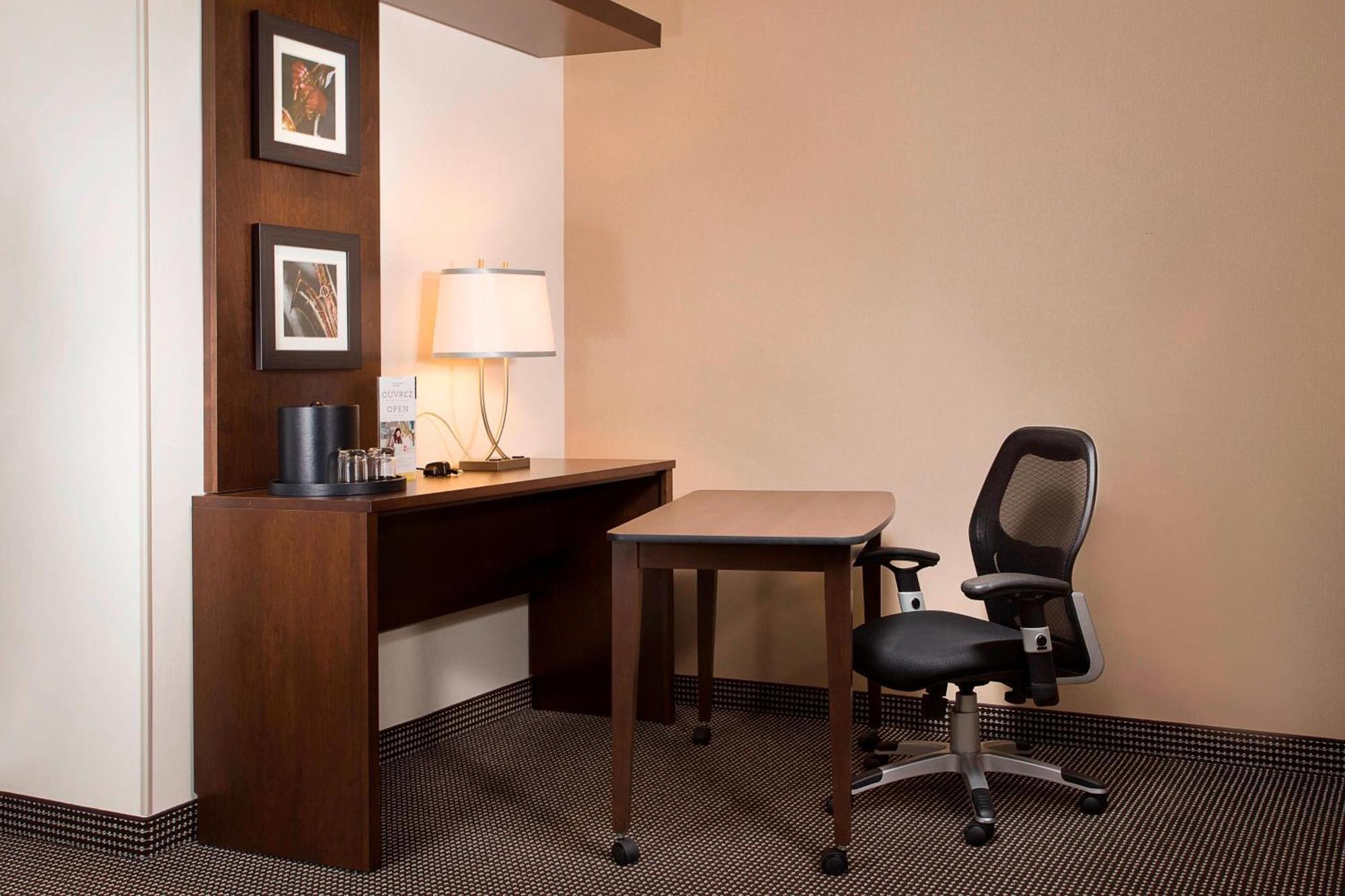 Courtyard Par Marriott Montreal Centre-Ville Esterno foto