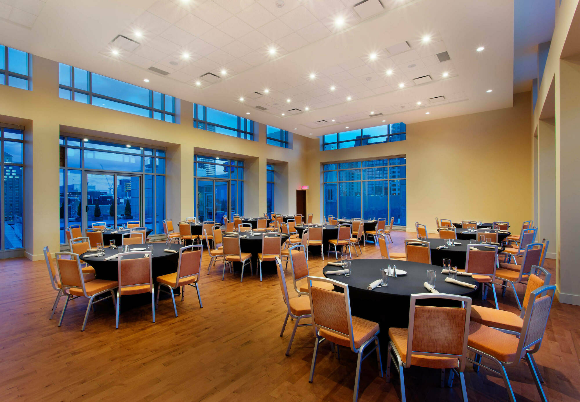 Courtyard Par Marriott Montreal Centre-Ville Esterno foto